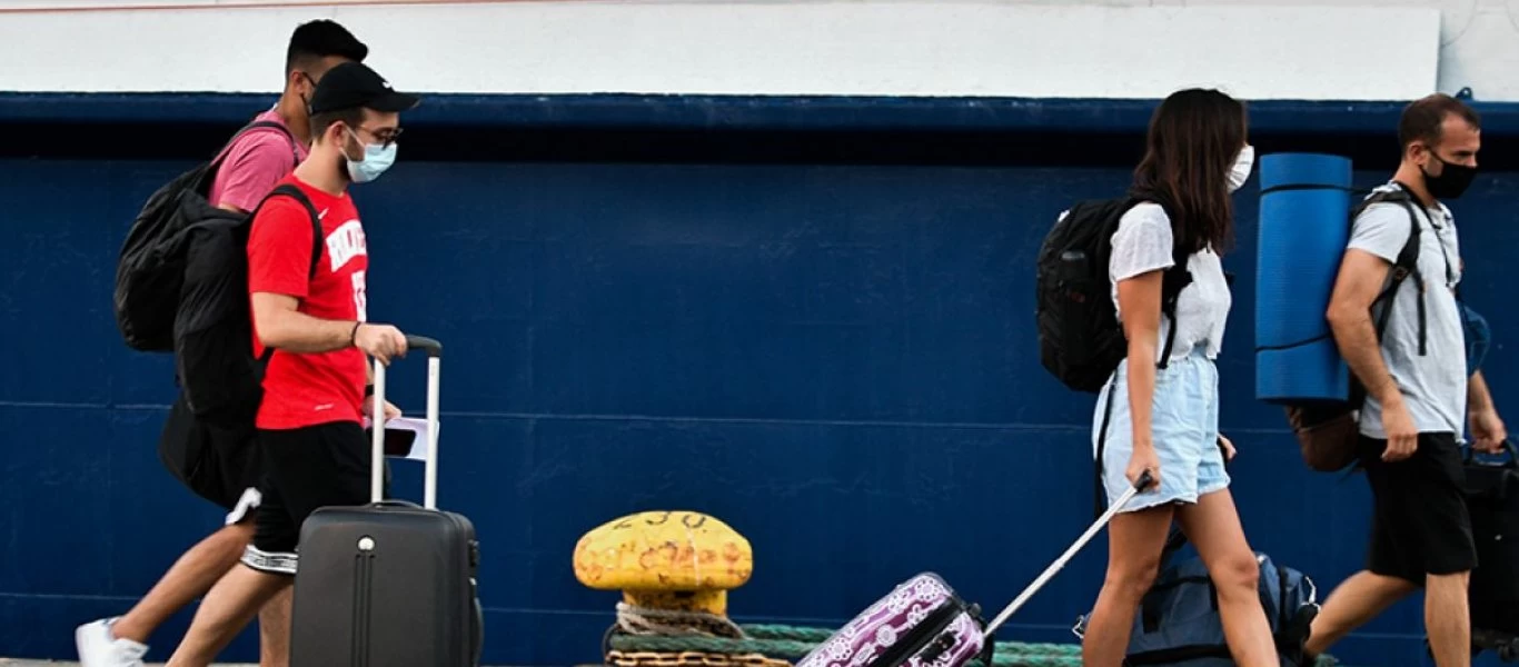 Με «πράσινο πιστοποιητικό» τα ταξίδια στα νησιά: Τέλος στα SMS - Τι αλλάζει από την Παρασκευή